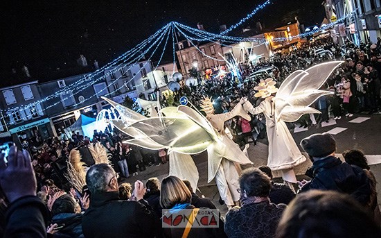 Les echassiers lumineux de glace en spectacle mucial de fete de ville