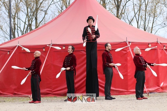 Parade de jongleurs et numéros de jonglerie pour evenement fete de ville et soiree entreprise