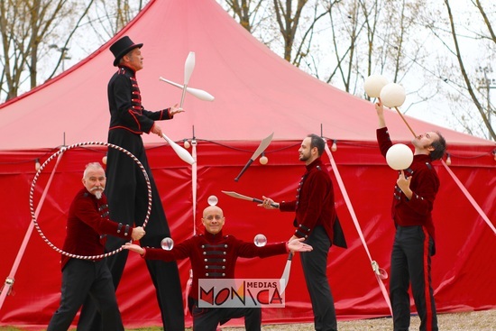 Artistes jongleurs pros du cirque avec massues balles anneaux cerceaux