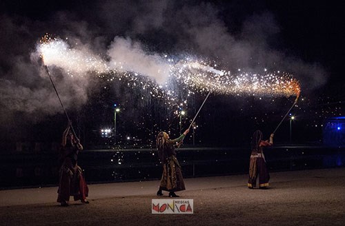 Performance pyrotechnique de rue par un une troupe de jongleuses de feu musiciens et acrobates