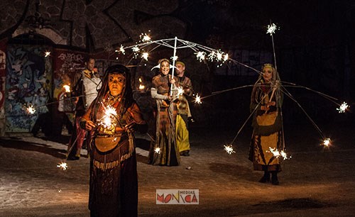 Femmes de feu et artiste de cirque en parade nocturne dans la rue