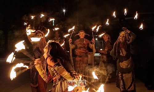 Troupe feminine de rue jonglant avec les flammes et le feu