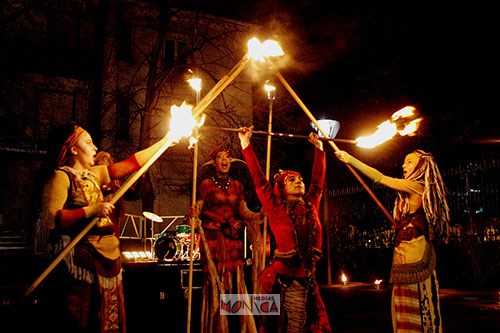 Theatre de rue pyrotechnique avec artistes de cirque jongleurs et acrobates