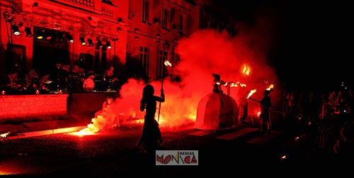 Spectacle pyrotechnique de rue au feminin