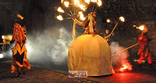 Artistes de feu en deambulation nocturne avec musiciens