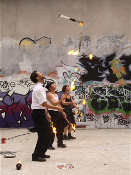 Jongleurs de rue en spectacle avec massues enflammées