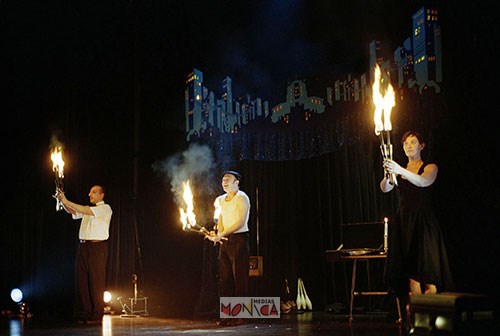 Spectacle scenique de jongleurs avec massues enflammees