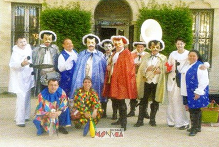 Fanfare costumee du carnaval de Venise avec clowns jongleurs et maquilleuses