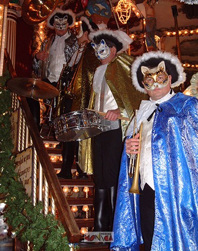Musiciens du carnaval venitien costumes et masques avec loups