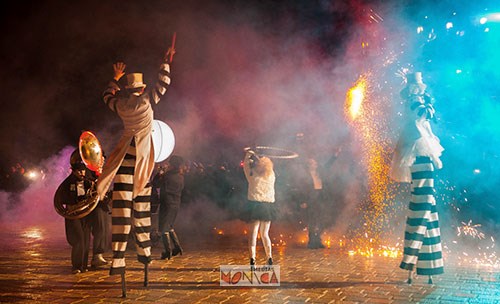 Spectacle de rue visuel musical lumineux et deambulatoire