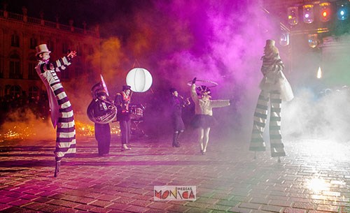 Animation de cirque de rue deambulatoire avec artistes musiciens jongleurs echassiers et pyrotechnie