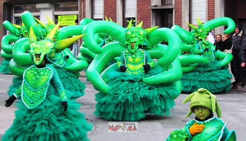 Parade en costumes gonflables de pieuvres dansantes
