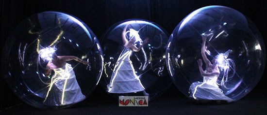 Danseuses lumineuses jonglant dans des bulles