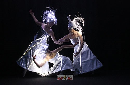 Danseuses futuristes habillees de blanc et de lumière