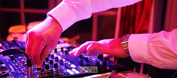 DJ pro sonorisé mixant lors d'une soiree disco