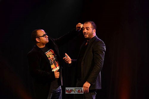 Presentateur de spectacle humour lanacant un sketche comique