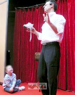 Ce magicien presente son numero devant une foule d'enfants