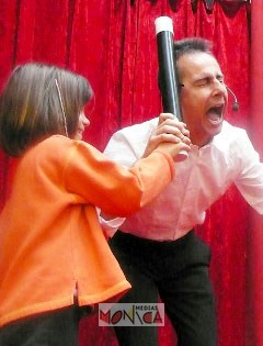 Le magicien presente son show avec la complicite d'un enfant qui le frappe a la tete avec sa baguette magique