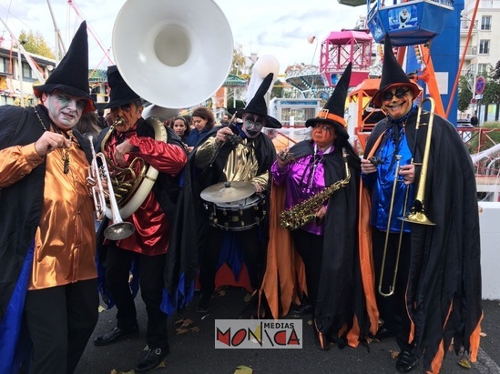 Orchestre Halloween en costume noir et orange