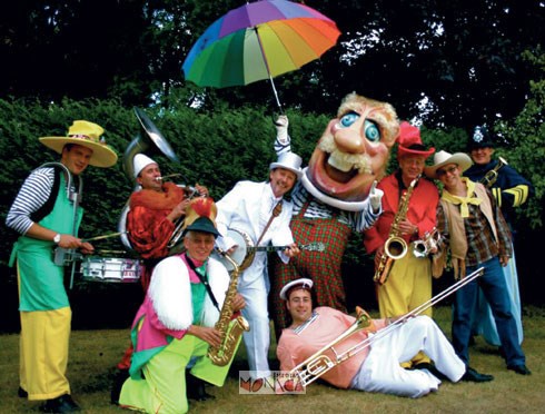 Les musiciens jouent un repertoire musical festif dans un decor verdoyant