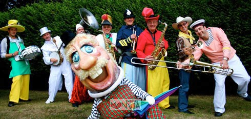 L'orchestre aux couleurs printanieres joue en plein air aux cotes d'un toon avec deux grosses dents