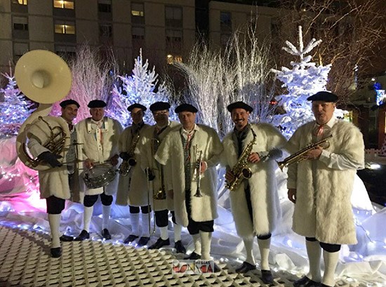 Orchestre des bergers montagnards du noël de blanc