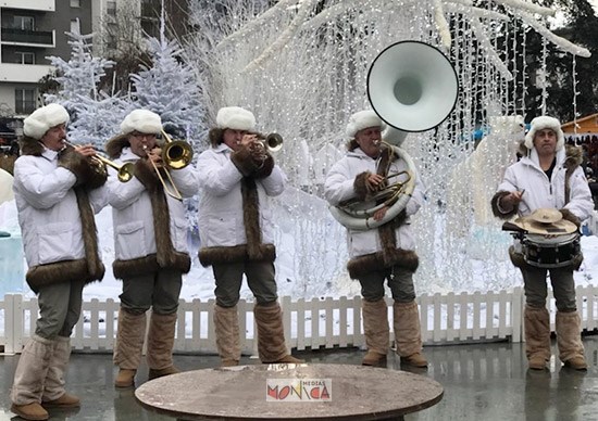 Orchestre en Blanc  du Grand Nord esquimaux Inuits du Groenland