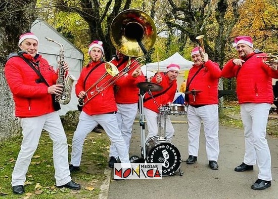 la banda basque fait danser le marche de Noel