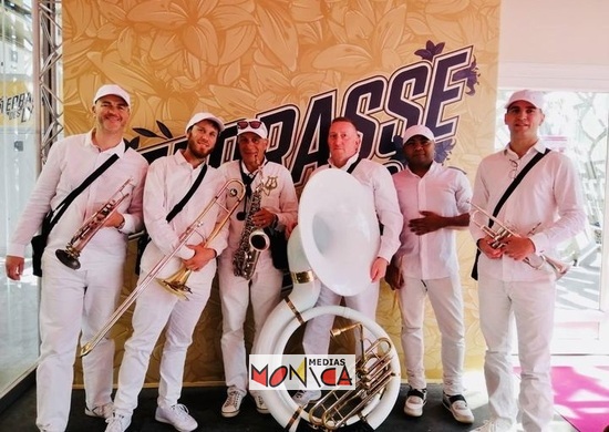 Banda basque en blanc a l esprit sport pour evenementiel fetes mariage et matches de rugby