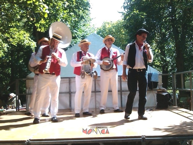 Orchestre musette de guinguette avec accordeon et chanteur