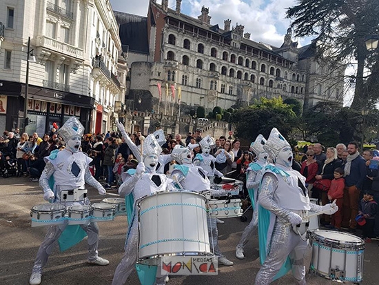 Orchestre des tambours blancs lumineux