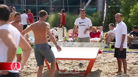 Jeu de foot ballon sur table de tennis ou techball