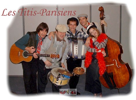 Les cinq membres du groupe des titis parisiens prennent la pose
