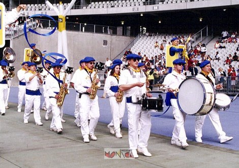 La banda defile en musique dans un stade le jour de la feria