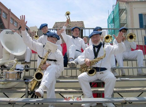 Le groupe basque assis sur des gradins salue le public avec des instruments a la main 