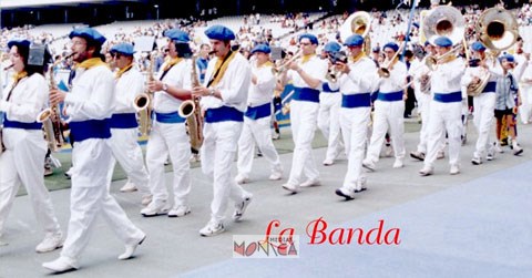 La banda defile en tenue traditionnelle avec de nombreuses trompettes