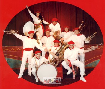 Une feria en blanc et rouge assure une musique espagnole festive 