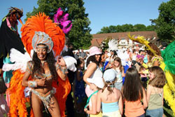Reines du carnaval lors d une animation  samba bresil
