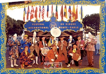 un grand groupe de clowns musicaux au festival international du cirque de Monte Carlo