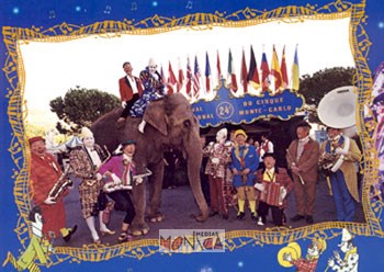 Les clowns musicaux montent sur un elephant lors du festival de cirque de Monte Carlo