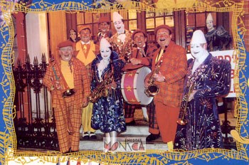 Les clowns musicaux jouent de multiples instruments de musique