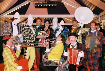 Le groupe de clowns musicaux est sous un chapiteau de cirque