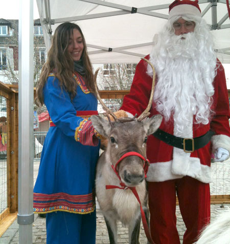 Arrivee du Pere Noel avec son renne de traineau et lapons