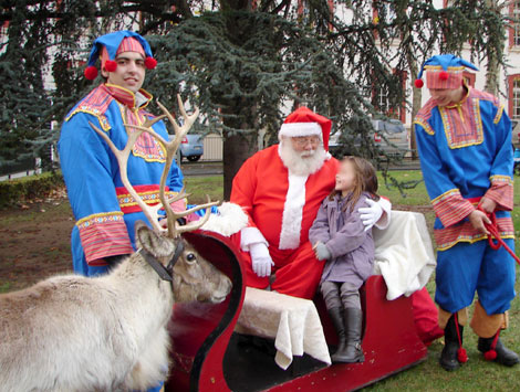 Le Pere Noel venu du grand Nord en traineau avec ses rennes et lapons en animation