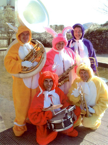 Orchestre costume de Paques avec mascottes de poules et lapins 