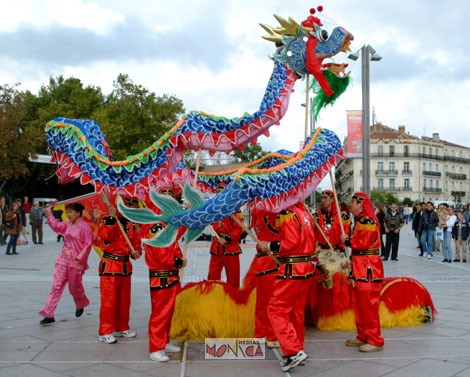 Danse du dragon chinois en spectacle de rue a Paris avec danseurs et musiciens percussionnistes 