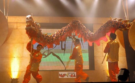 Danse du dragon en spectacle avec artistes de Chine