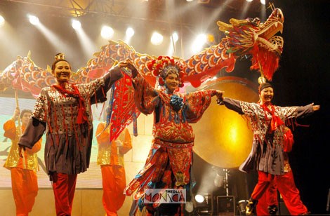 Dragon chinois sur scene avec danseurs et musiciens