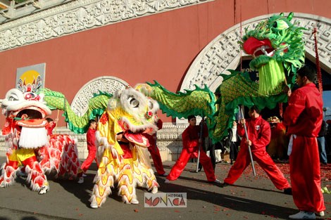 Danse du dragon chinois en animation de rue