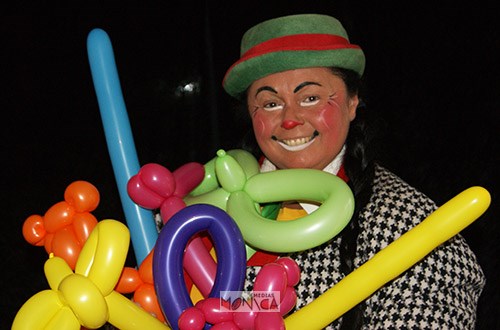 Clown sculptrice de ballon de fete foraine